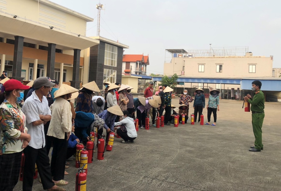 Công an huyện Thủy Nguyên và UBND xã Phả Lễ: Tặng 100 bình chữa cháy cho các hộ gia đình có hoàn cảnh khó khăn trên địa bàn